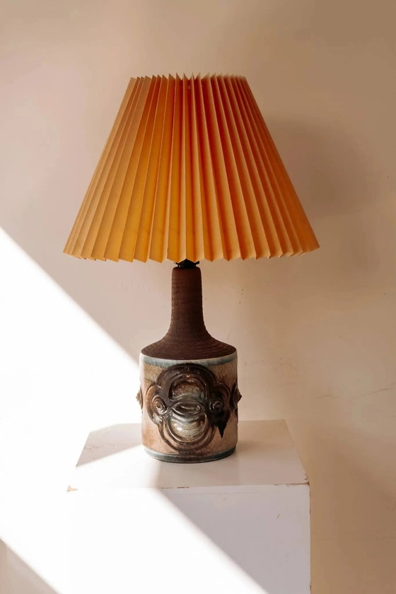 Keramische Tischlampe von IB Oluf Hansen mit plissiertem Schirm. – Tischlampen, Porzellan, Keramik, Vintage (photo 7 of 7)
