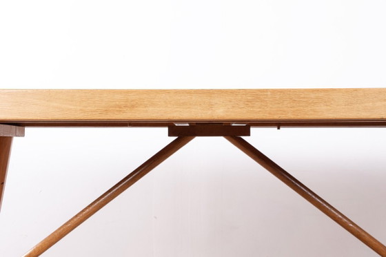 Image 1 of Gran mesa de comedor extensible de roble, diseñada por Guillermo y Chambron para Votre Maison en 1960.