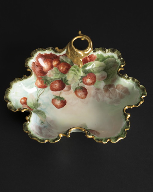 Ancienne coupe Rosenthal Monbijou peinte à la main avec des fraises, vers 1900