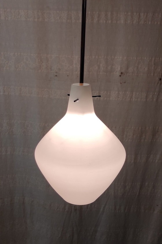 Image 1 of Lampada a sospensione a globo opalino con montatura in ottone - anni '50/'60