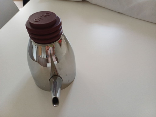 Oliekannetje van merk Alessi (design Michael Graves)