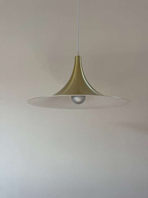 Style semi-pendulaire vintage allemand de la RDA - également connu sous le nom d'électrique