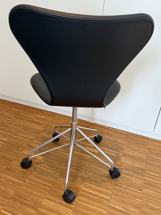 Image 1 of Arne Jacobsen / Fritz Hansen 3107/3117 bureaustoel - uitstekende staat, nieuw zwart leer