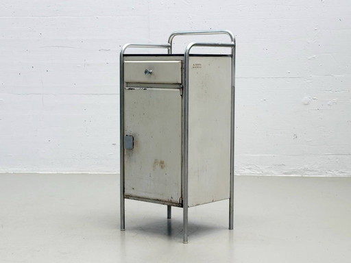 Nachttisch mit Bauhaus-Einfluss von A. Farina, Lissone Italien, 1930er Jahren