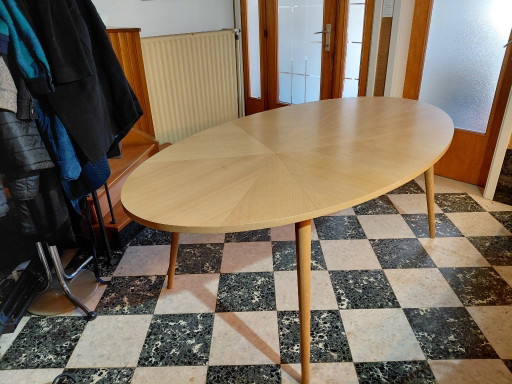 Ovalen tafel mooi geometrisch patroon