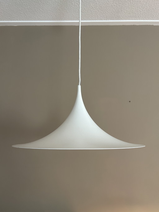 Lampada a sospensione iconica Gubi Semi – bianca, Ø47 cm, con scatola originale