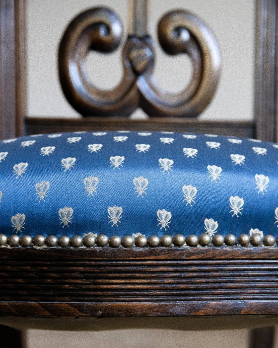 Image 1 of Sedia da preghiera antica con rivestimento in seta blu: pezzo unico ed elegante