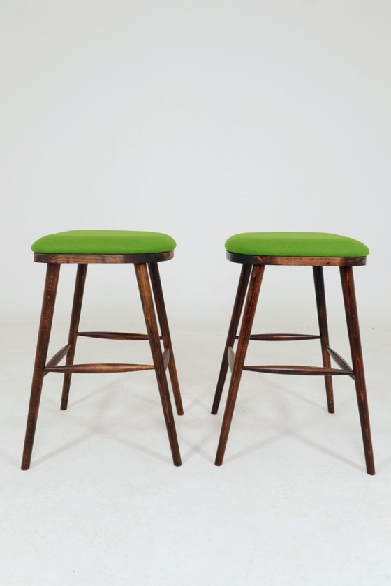 Image 1 of Set van twee beukenhouten krukjes uit het midden van de 20e eeuw | Groene wollen bekleding | Scandinavische stijl