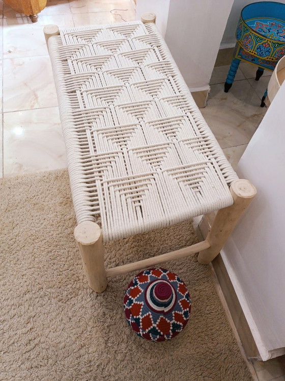 Handgemaakte bank van eucalyptushout met geweven koord: Marokkaanse boho-decoratie – Bankjes, Cotton, Wood (photo 5 of 7)