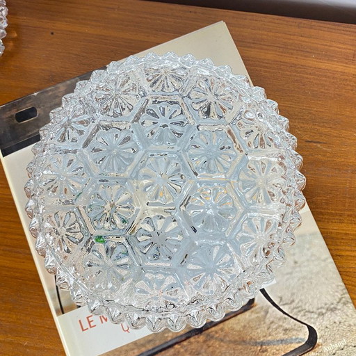 Lampada da parete/soffitto rotonda in vetro con piccoli fiori, stile vintage anni '70-'80. – plafondlampen (photo 2 of 9)