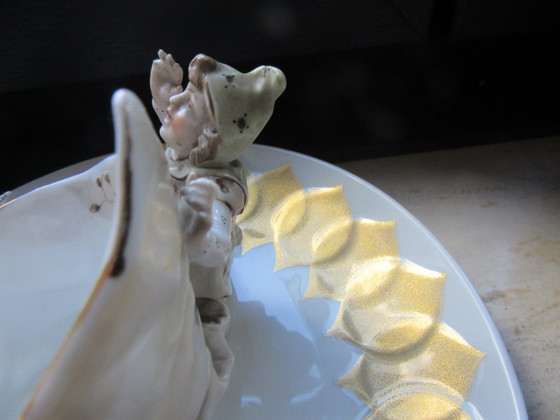 Image 1 of Jarrón antiguo con forma de concha, decorado con un elfo/bufón/niño y un pájaro - Volkstedt