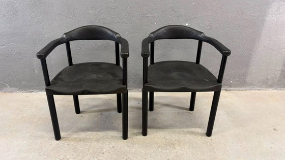 Image 1 of Een paar zwarte postmoderne fauteuils, van gegoten kunststof, jaren 80, Europa