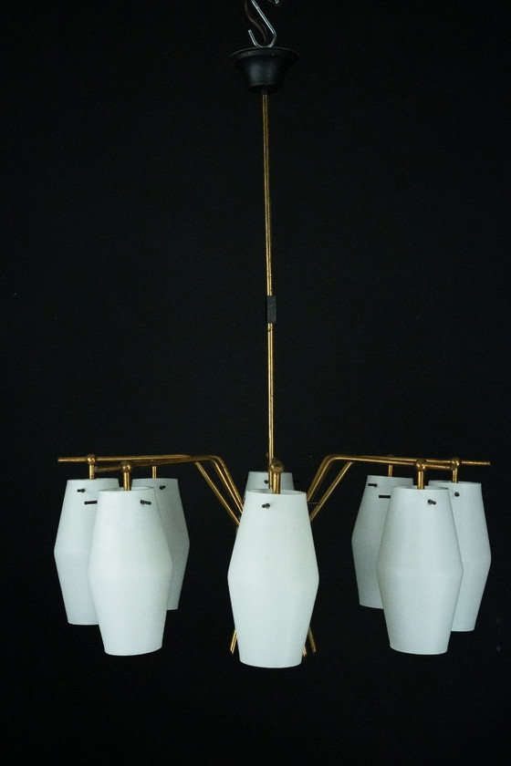 Image 1 of Kroonluchter uit het midden van de vorige eeuw met acht opaalglazen kappen in Stilnovo-stijl. Italië, jaren 50.