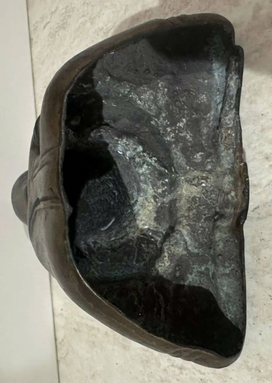 Image 1 of Vroege bronzen zittende Boeddha uit Ayutthaya, met vlamvormige bekroning, sporen van originele vergulding, 15e-16e eeuw Thailand