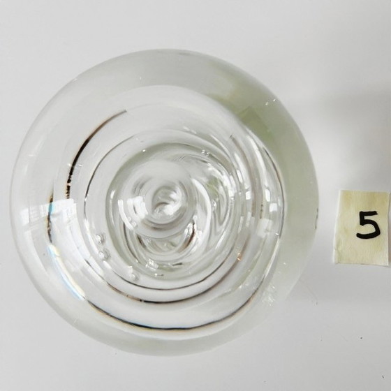 Image 1 of Presse-papier sphérique vintage en cristal transparent à motif tourbillonnant, 7 cm