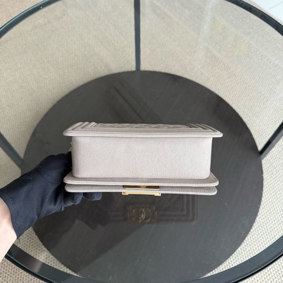 Image 1 of Chanel Boy Small - Caviar 20CM Gewatteerd generfd kalfsleer Grijs met gouden hardware Serie 27