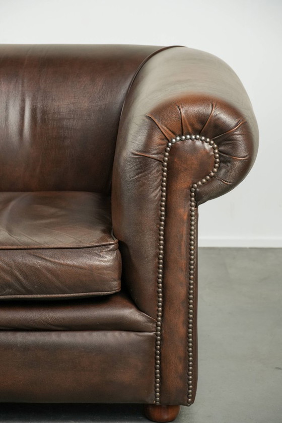 Lussuoso divano Chesterfield in morbida pelle bovina marrone, dal look inglese senza tempo. – Divani 2 posti (photo 10 of 16)