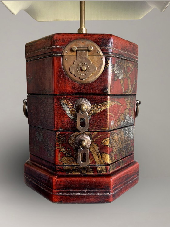 Image 1 of Lampenpaar in lackierten, asiatisch inspirierten Gehäusen, polychromer Verzierung und Messing – 63 cm