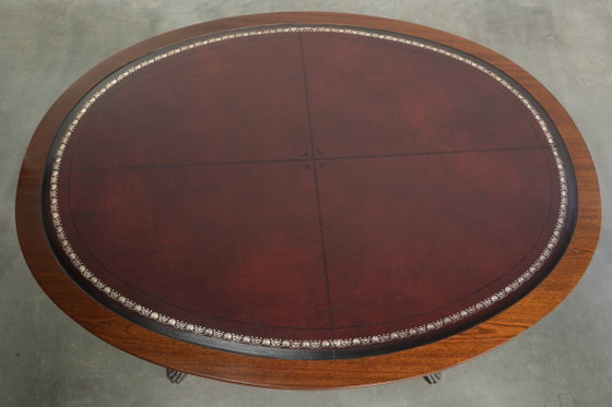 Eleganter ovaler Couchtisch mit roter Lederplatte im englischen Stil mit schönen Details aus dem 20. (photo 6 of 10)