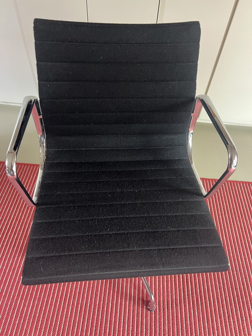 Silla de conferencias Vitra Eames EA 108 en hopsak negro - cromo