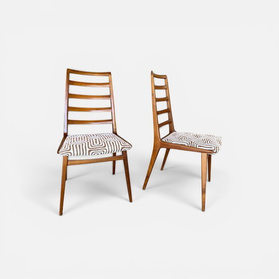 Image 1 of 6 chaises en noyer – années 1970 – vintage – retapissées