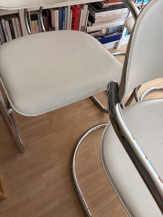 Image 1 of 6 hoogwaardige cantileverstoelen met chromen frame en witte Skai-bekleding.