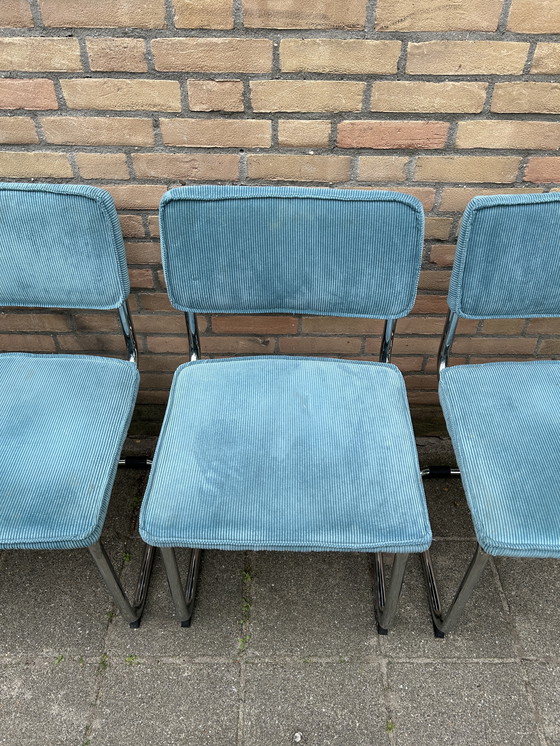 Image 1 of 4 Stühle mit geripptem Stoffbezug und verchromtem Rohrgestell