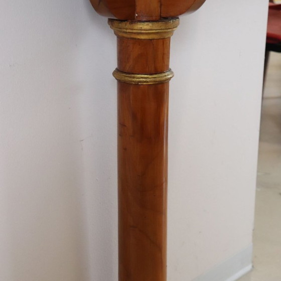 Image 1 of Consola de madera de cerezo con tablero de mármol, principios del siglo XIX.