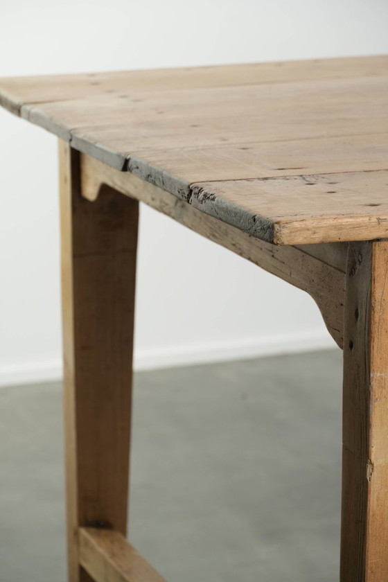 Image 1 of Wunderschöner antiker Esstisch aus Kiefernholz im Landhausstil für 6 bis 8 Personen in einer schönen hellen Farbe.