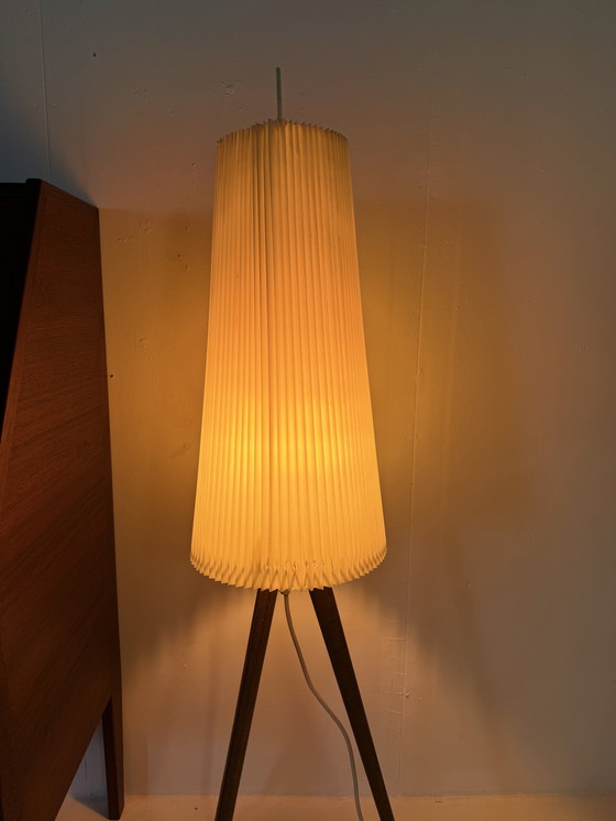 Image 1 of Vintage teakhouten tripod vloerlamp met plussékap ‘60