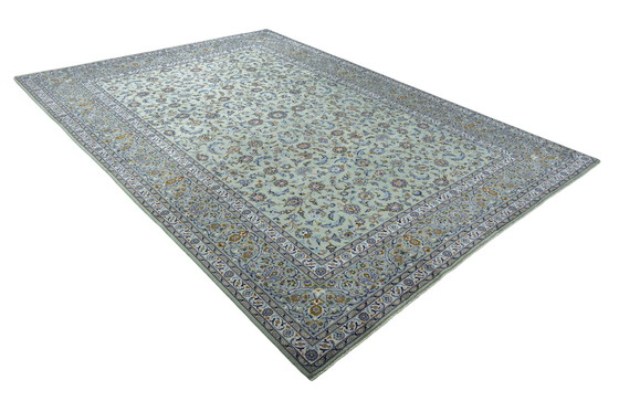 Image 1 of Tappeto in sughero Kashan annodato a mano – 423 x 304 cm – Pregiato tappeto orientale color verde pistacchio con motivi floreali
