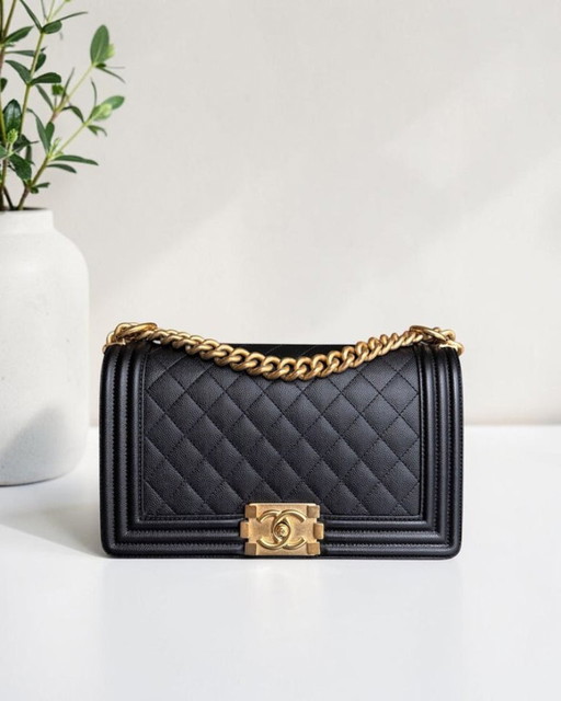 Borsa Chanel Boy Medium - Caviar 25 cm trapuntata con finitura granulata dorata Serie 24