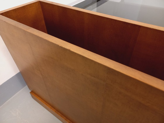 Image 1 of Vintage modernistische rechthoekige salontafel met houten nissen, chroom en rookglas uit de jaren 70.