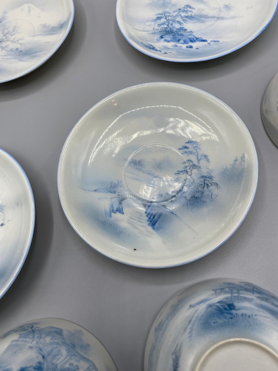 Ensemble de quatre tasses et soucoupes en porcelaine japonaise – paysage bleu et blanc – ère Meiji (photo 4 of 8)