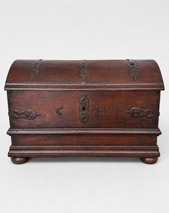 Image 1 of Baule/cassapanca antico in rovere con coperchio arcuato - XVII/inizio XVIII secolo