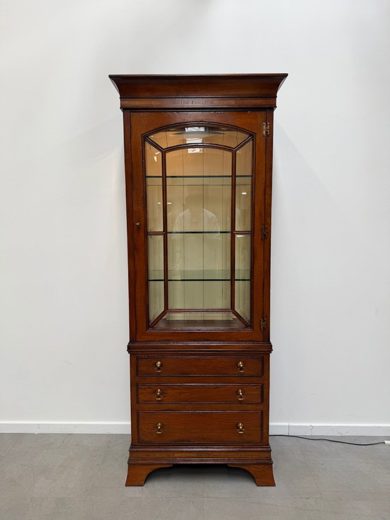 Image 1 of Antieke houten vitrinekast met glazen deuren en verlichting