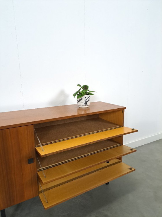 Image 1 of Zapatero con espacio de almacenamiento y tiradores negros.