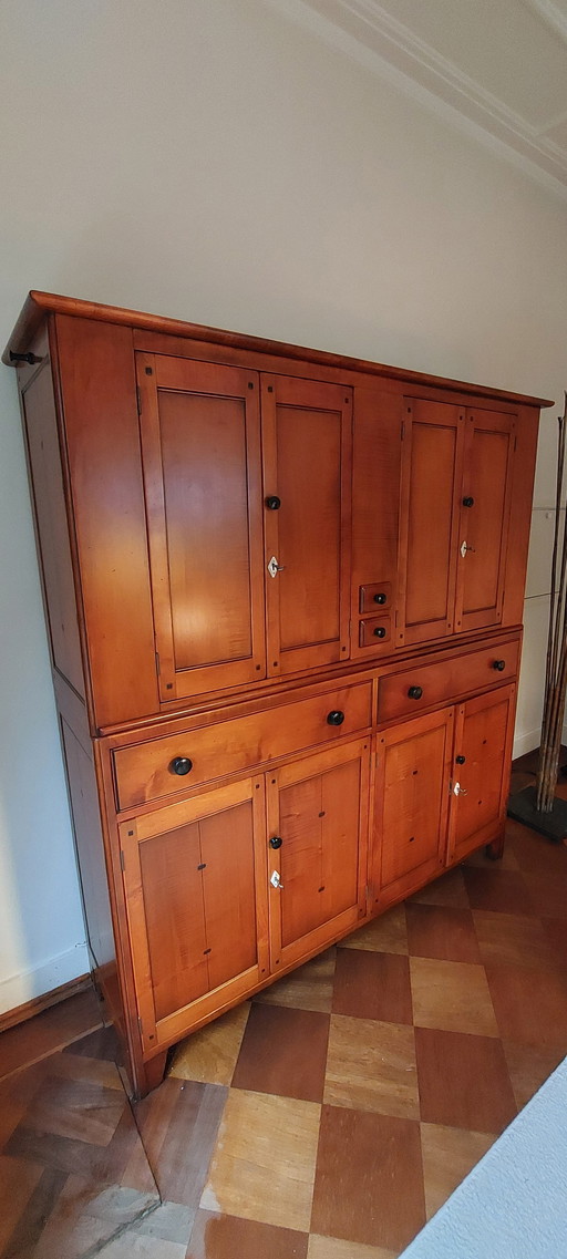 Buffet Shaker de Schuitema and Sons, 166 de large x 182 de haut x 44 de profondeur.