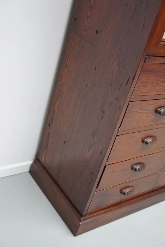 Image 1 of Grand meuble d'apothicaire/vitrine ancien belge en pin pitchpin, vers 1900