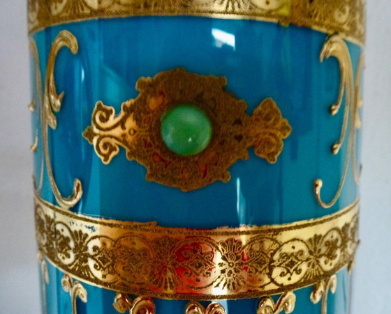 Image 1 of Vintage blauwe glazen beker of kelk in turquoise met goud.