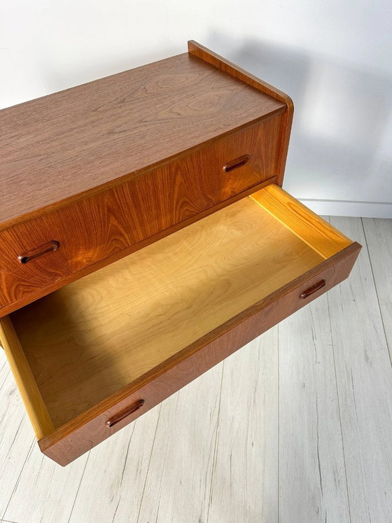 Image 1 of Cassettiera vintage danese in teak con specchio da trucco, comò in stile Mid-Century Modern, anni '60