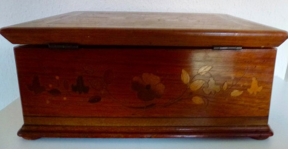 Image 1 of Una scatola di legno d'epoca con intarsi floreali