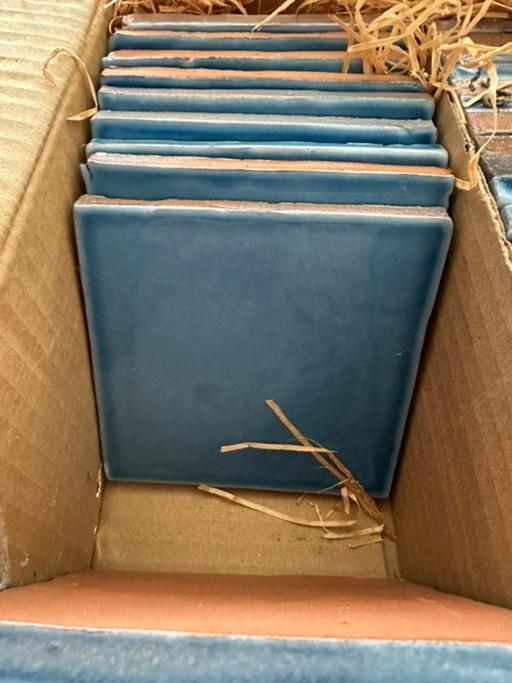 Authentische Atelier Wiart - komplettes Konvolut von 200 handgefertigten französischen Wandfliesen (11 x 11 cm)