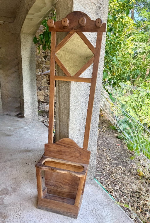 Guardarropa / Perchero y paragüero en la entrada, de madera de olivo.