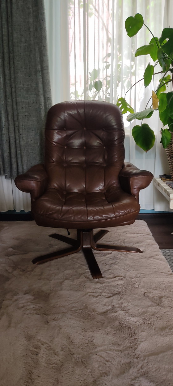 Image 1 of Fauteuil pivotant vintage scandinave en cuir