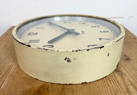 Image 1 of Reloj de pared industrial color beige de IBM, década de 1950.