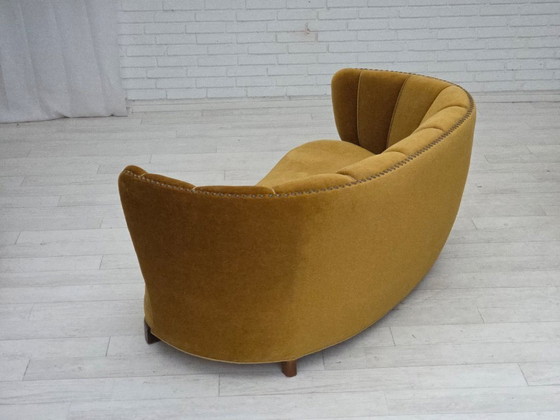 Image 1 of Deense "Banan" tweezitsbank uit de jaren 60, origineel olijfgroen meubelvelours.