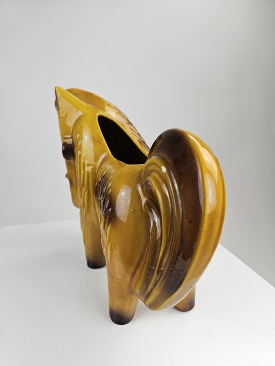 Image 1 of Pot à plantes en céramique jaune en forme de cheval (Italie)