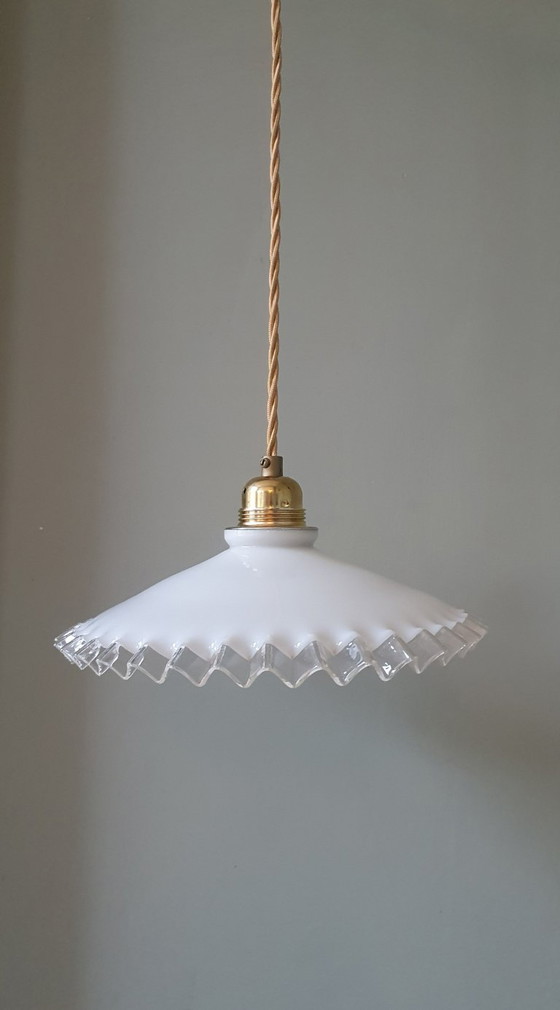 Lampada a sospensione Vintage Francese modello PieCrust - Vetro Opalino Bianco – Lampade a sospensione (photo 6 of 12)