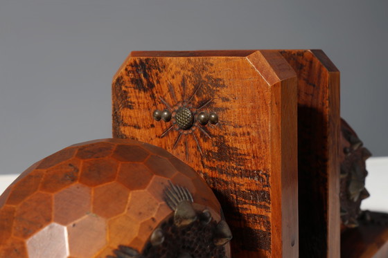 Image 1 of Paar Art-Déco-Buchstützen mit facettierten Kugeln aus Eichenholz mit Metallverzierungen, Frankreich ca. 1920